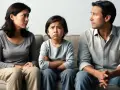 Bambino triste tra genitori separati, con cellulare in mano, che guarda in alto con espressione preoccupata.