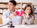 Coppie di uomini separati, con un cuore spezzato e un martelletto da giudice.