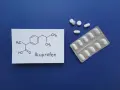 Formula chimica e confezione di compresse di Ibuprofene, un farmaco che può essere usato con cautela in allattamento.