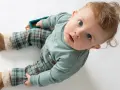 Un bimbo con un completo a quadri, un'idea su come vestire un neonato per un look adorabile e comodo.