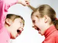 Due bambine urlano e si tirano i capelli, un classico esempio di litigi tra fratelli psicologia.