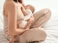 Mamma che allatta il suo bambino, un momento intimo prima di smettere di allattare.