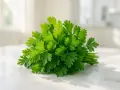 Un mazzetto di prezzemolo fresco e verde brillante, ideale per insaporire i piatti durante la gravidanza.