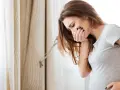 Donna incinta con nausea serale in gravidanza, non importa se maschio o femmina, il malessere è lo stesso.