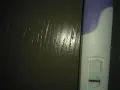 Test di gravidanza con una linea sottile, quasi un ghost line, che lascia un dubbio.