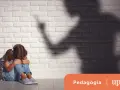 Bambina spaventata seduta a terra, ombra minacciosa di un adulto. Un'immagine che evoca le conseguenze delle punizioni corporali sui bambini.