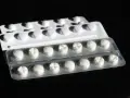 Blister di pillole bianche, alcune con incisione a croce. Potrebbe trattarsi di cardioaspirina in gravidanza, un farmaco da usare con cautela.