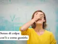 Donna con mano sugli occhi, che esprime il non stare bene con se stessi. Testo: "Senso di colpa: cos'è e come gestirlo".