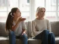 Una giovane donna parla con sua madre, che sembra una mamma gelosa della nuova compagna del figlio.