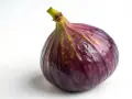 Un succoso fico viola, quasi come fichi in gravidanza, con goccioline d'acqua sulla buccia lucida.