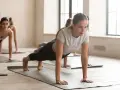 Donne in posizione di plank durante una lezione di pilates in gravidanza.