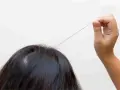 Un neonato si tira i capelli, un gesto curioso e un po' dispettoso.