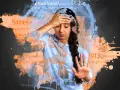 Donna con mano sulla fronte, circondata da parole come "stress" e "ansia", che suggeriscono esaurimento nervoso sintomi.