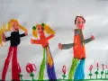 Disegno colorato di un test della famiglia: due bambine con capelli biondi e un adulto, in un prato fiorito.