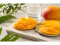 Un succoso mango, tagliato a cubetti e a fette, pronto per essere gustato. Sembra un mango in gravidanza, pieno di dolcezza e vitalità.
