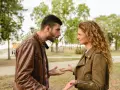 Coppia discute animatamente in un parco. Lui sembra frustrato, lei perplessa, forse per un attaccamento morboso alla famiglia di origine che ostacola la loro relazione.