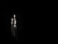 Tre candele accese nel buio, un'immagine che evoca il **stress da lutto sintomi fisici**, come il senso di vuoto e la fragilità.