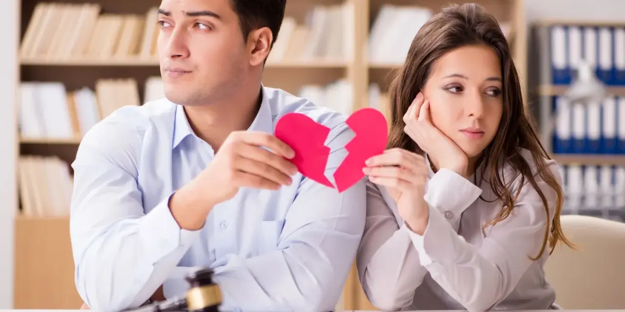 Coppie di uomini separati, con un cuore spezzato e un martelletto da giudice.