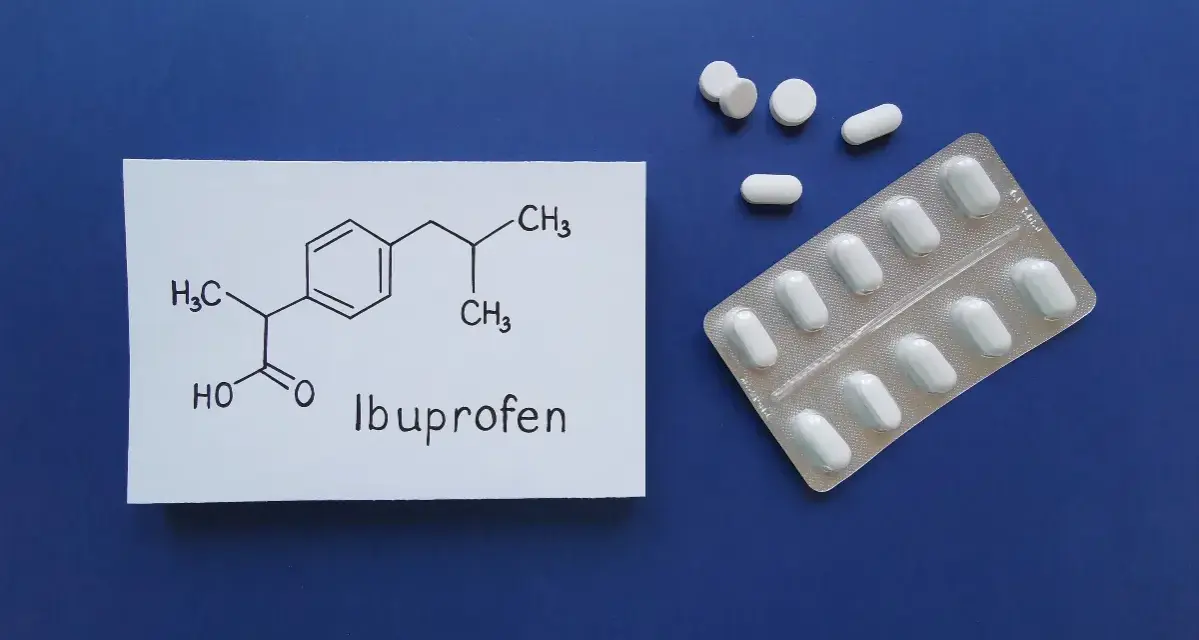 Formula chimica e confezione di compresse di Ibuprofene, un farmaco che può essere usato con cautela in allattamento.