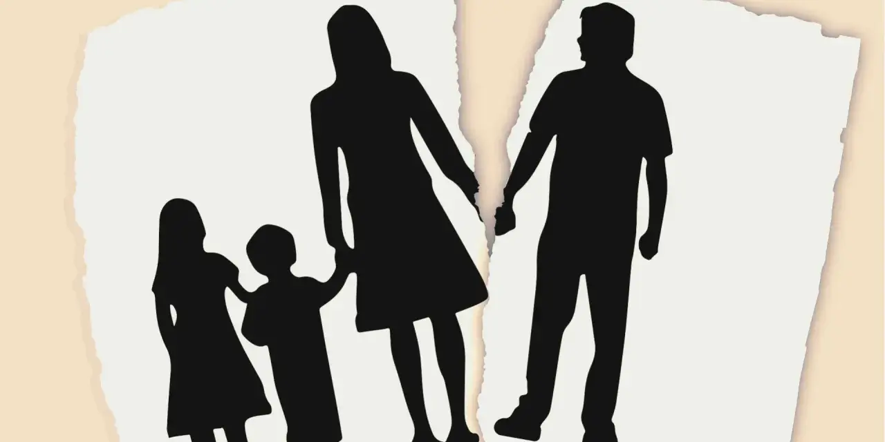 Silhouette di una famiglia divisa, con i genitori separati e i figli al centro, a simboleggiare i traumi dei figli di genitori separati.