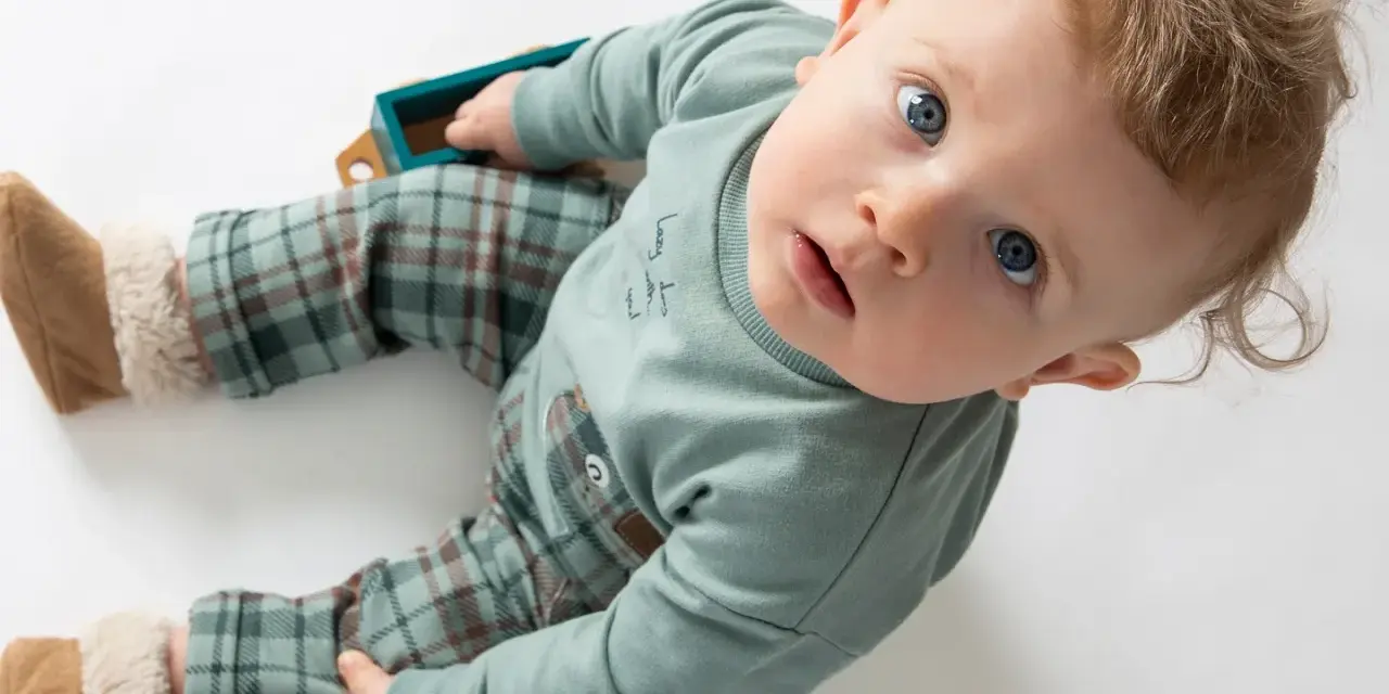 Un bimbo con un completo a quadri, un'idea su come vestire un neonato per un look adorabile e comodo.