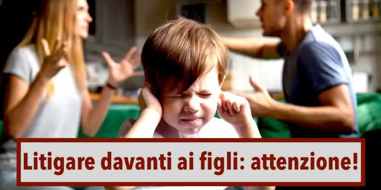 Bambino con le mani sulle orecchie mentre i genitori litigano davanti a lui. Un monito: litigare davanti ai figli può essere dannoso.