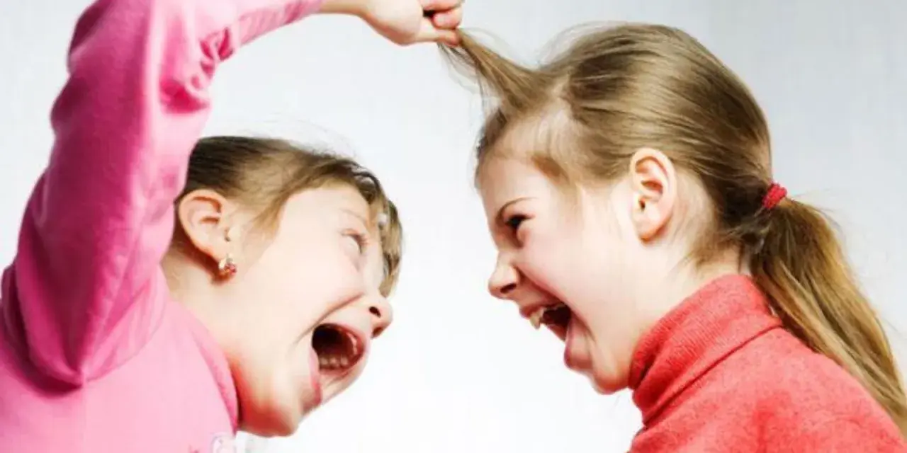 Due bambine urlano e si tirano i capelli, un classico esempio di litigi tra fratelli psicologia.
