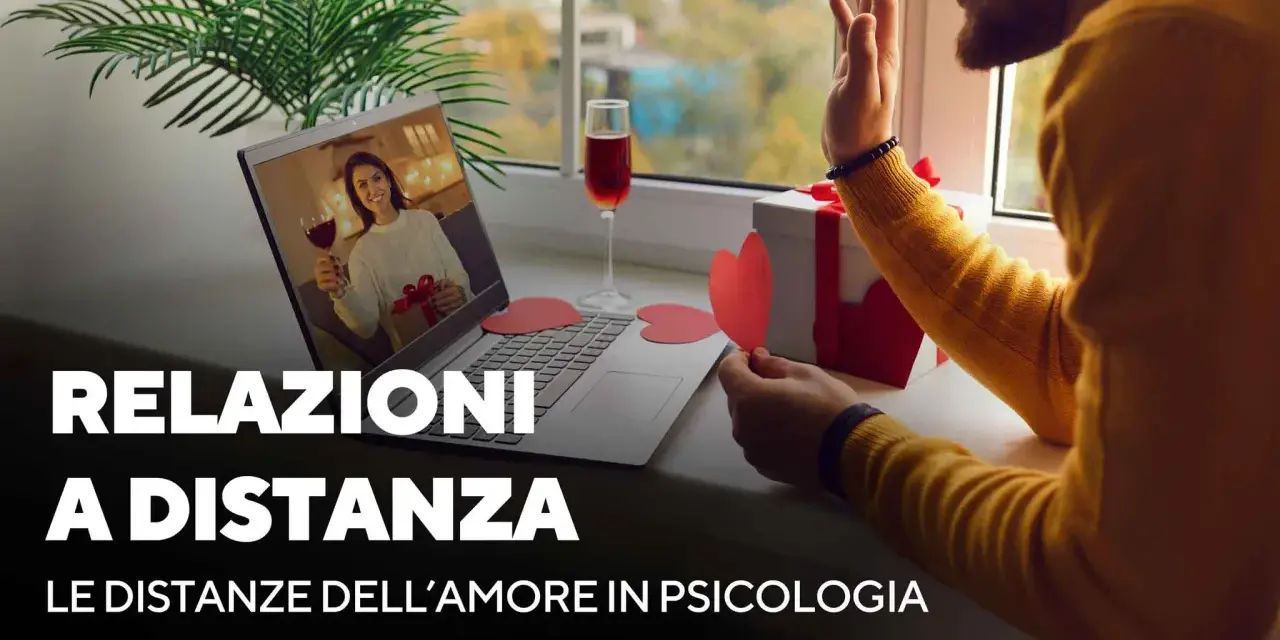 Coppia in videochiamata, lei con bicchiere di vino e regalo, lui saluta. Mi sento come se mio marito non mi desse attenzioni, ma la distanza è dura.