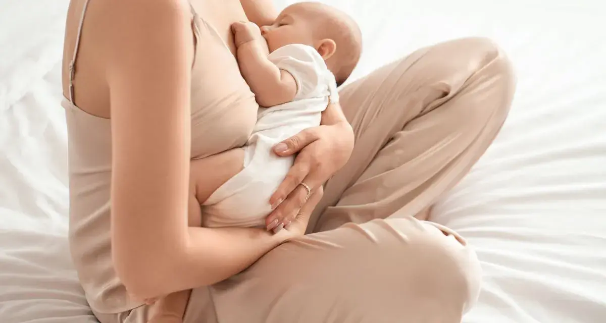 Mamma che allatta il suo bambino, un momento intimo prima di smettere di allattare.