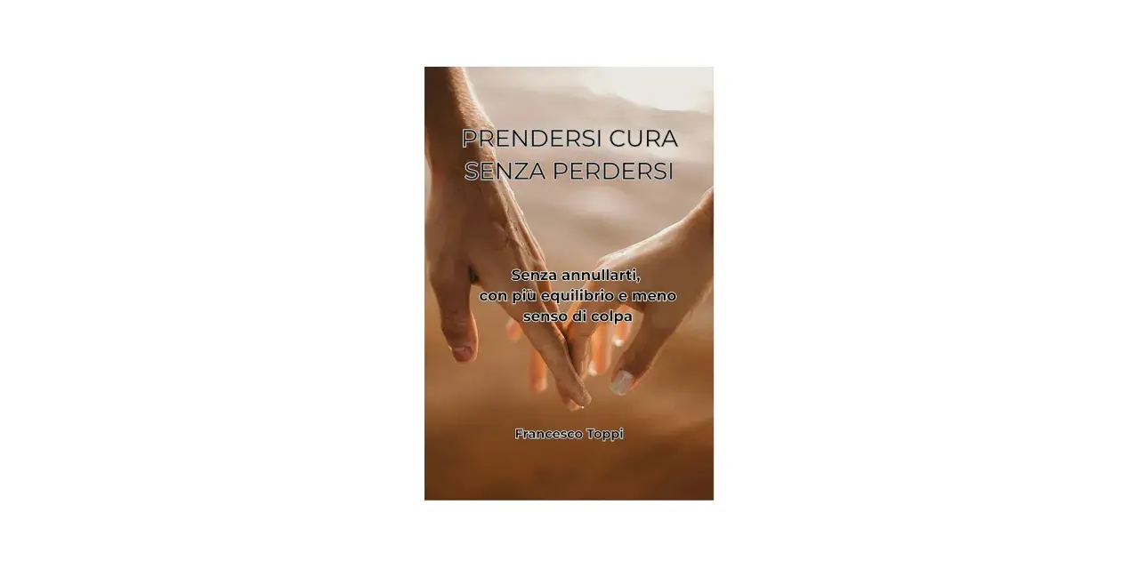 Due mani si stringono, un invito a prendersi cura di sé senza annullarsi, trovando equilibrio e meno senso di colpa.