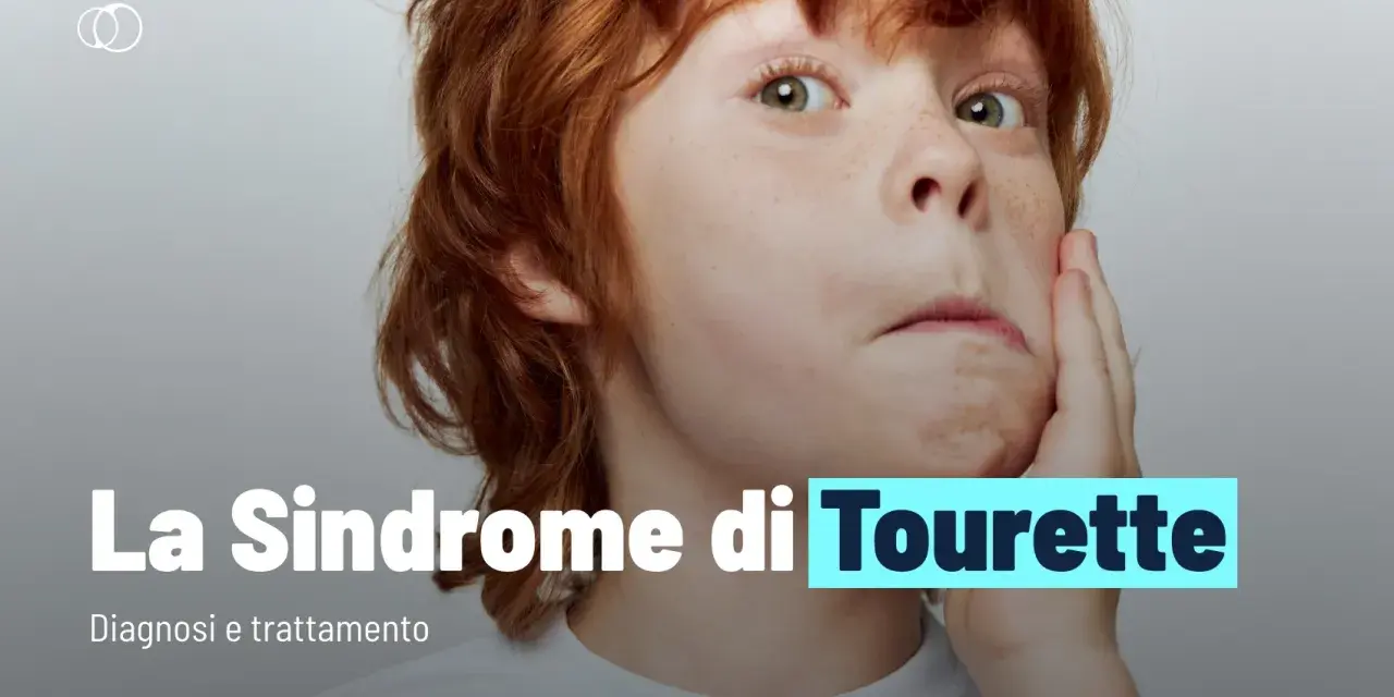 Primo piano di un bambino con capelli rossi, che mostra alcuni sintomi della sindrome di Tourette. Testo: "La Sindrome di Tourette. Diagnosi e trattamento.