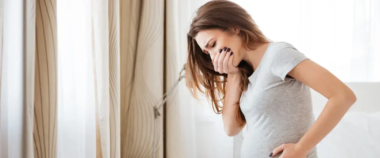 Donna incinta con nausea serale in gravidanza, non importa se maschio o femmina, il malessere è lo stesso.