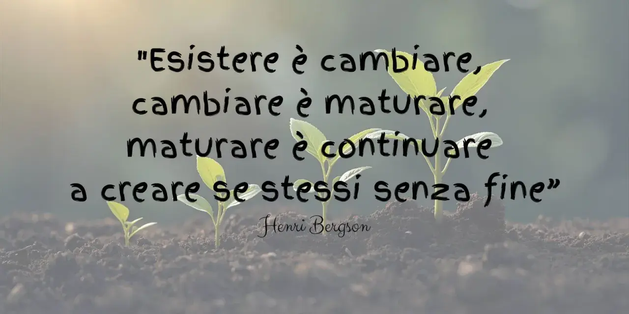 Piantine che crescono simboleggiano il percorso di accettare se stessi, cambiare e maturare continuamente.