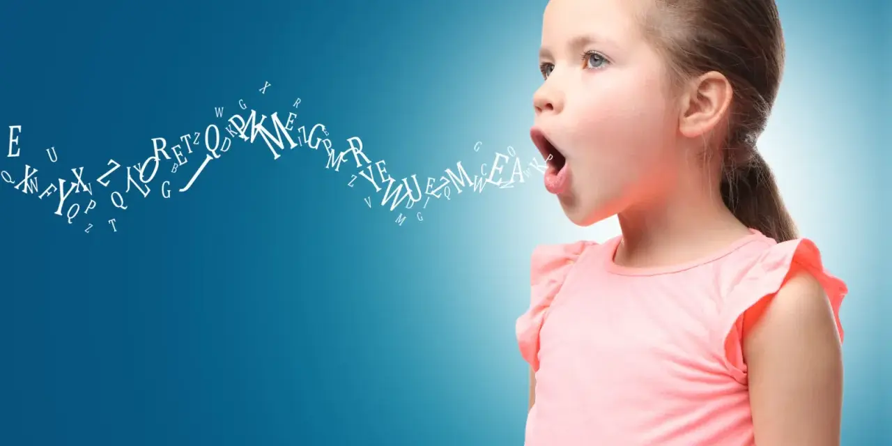 Bambina con lettere che escono dalla bocca, simbolo dello sviluppo del linguaggio.