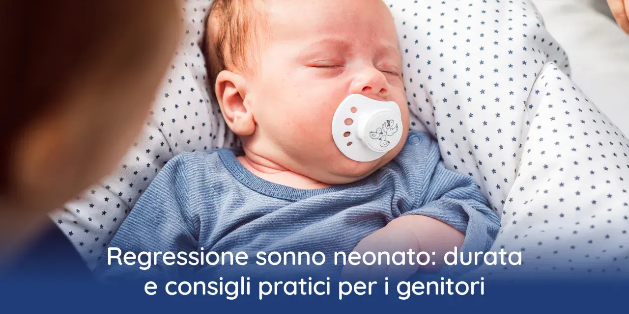 Neonata dorme con ciuccio, affrontando la regressione del sonno. Consigli per genitori.