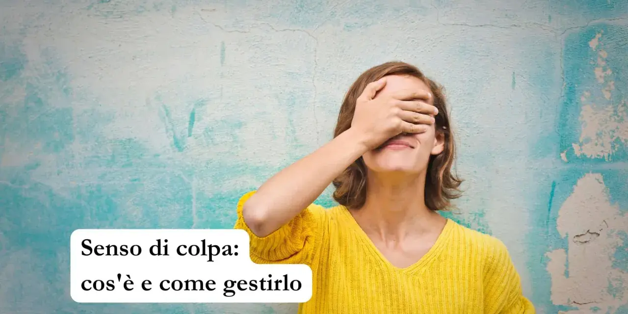 Donna con mano sugli occhi, che esprime il non stare bene con se stessi. Testo: "Senso di colpa: cos'è e come gestirlo".