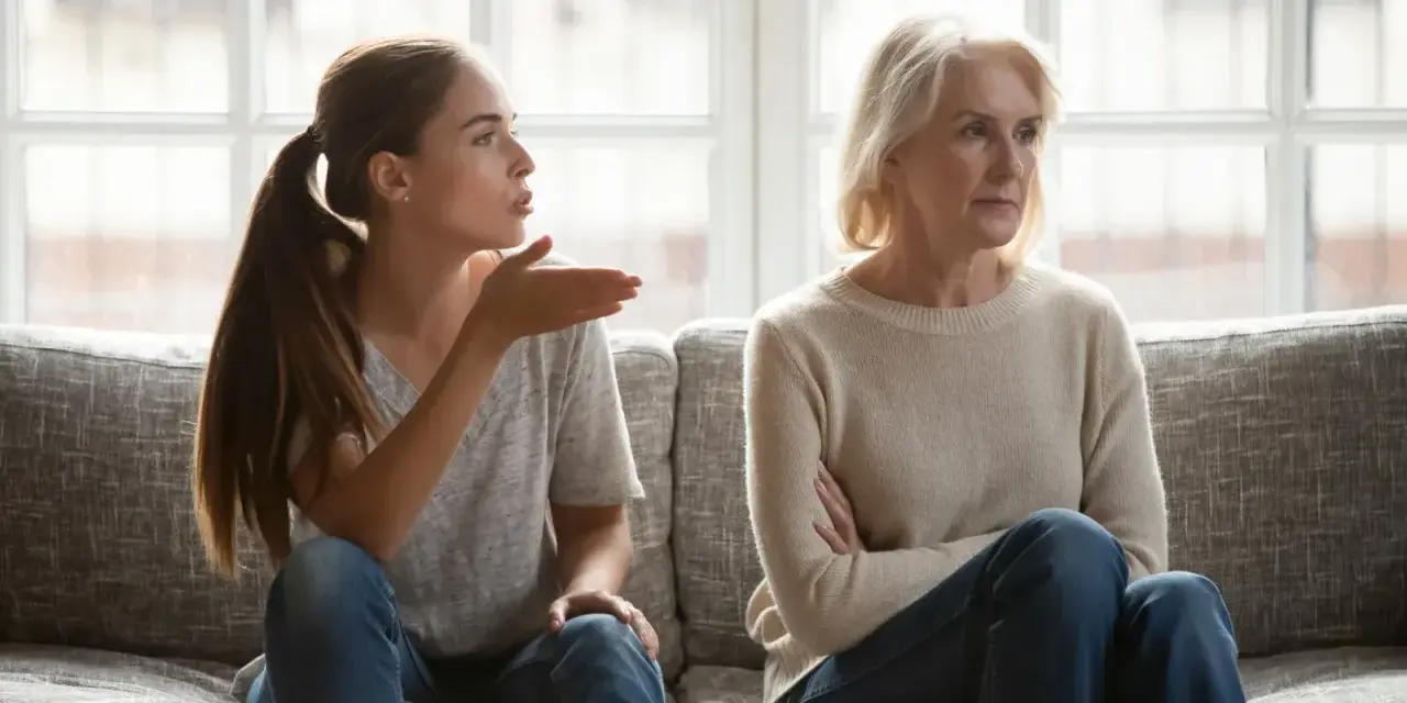 Una giovane donna parla con sua madre, che sembra una mamma gelosa della nuova compagna del figlio.