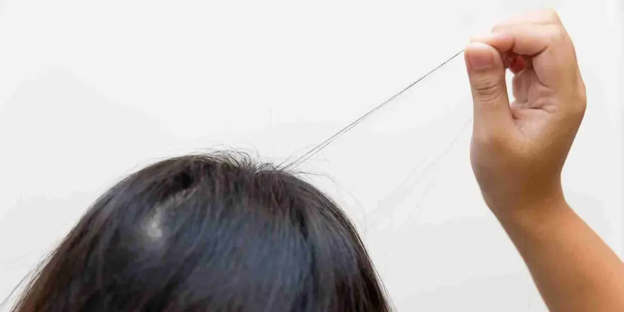 Un neonato si tira i capelli, un gesto curioso e un po' dispettoso.