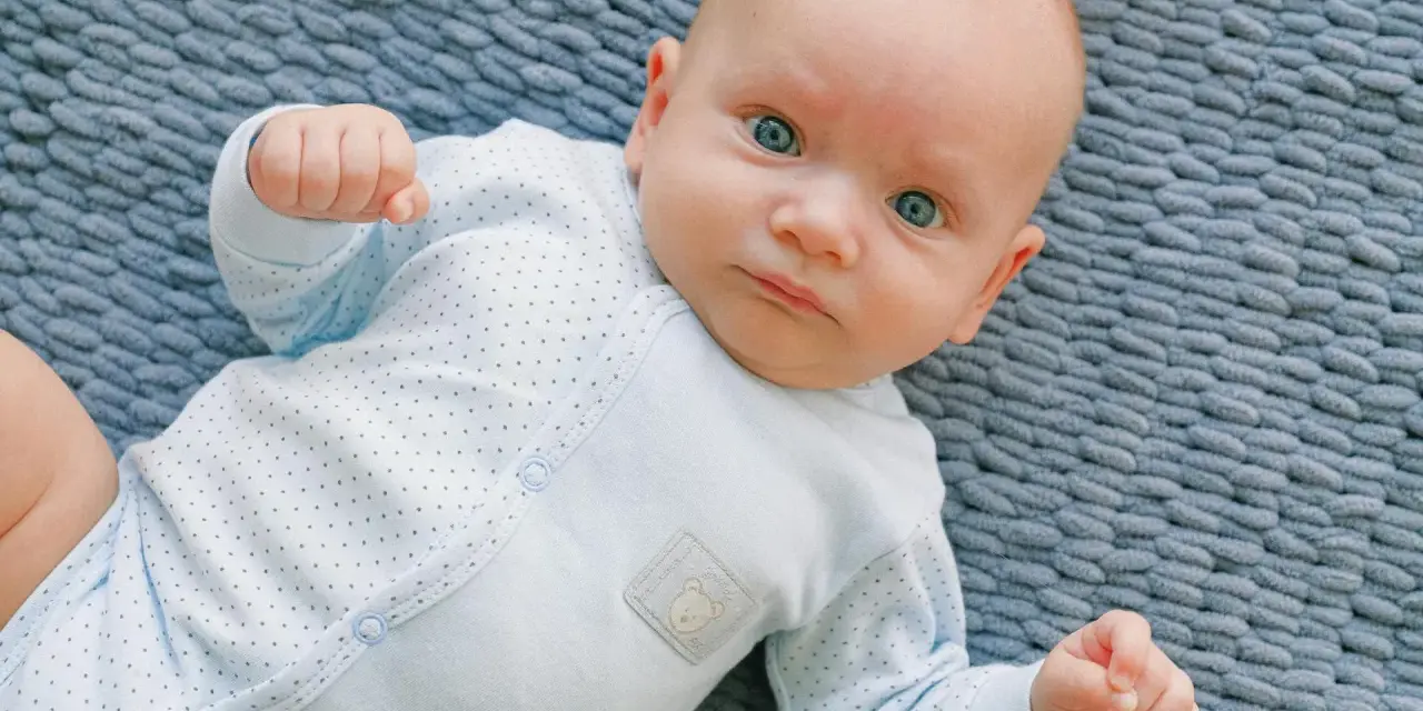 Un bimbo con occhi azzurri, un riflesso di moro autismo, gioca sul tappeto.