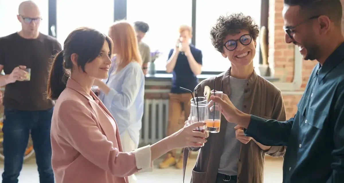 Persone brindano con drink, i loro occhi che si incrociano trasmettono un'ansia sottile, ma anche speranza.
