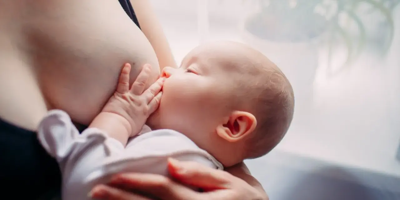 Bambino al seno, un momento intimo che può essere supportato per come aumentare il latte materno.
