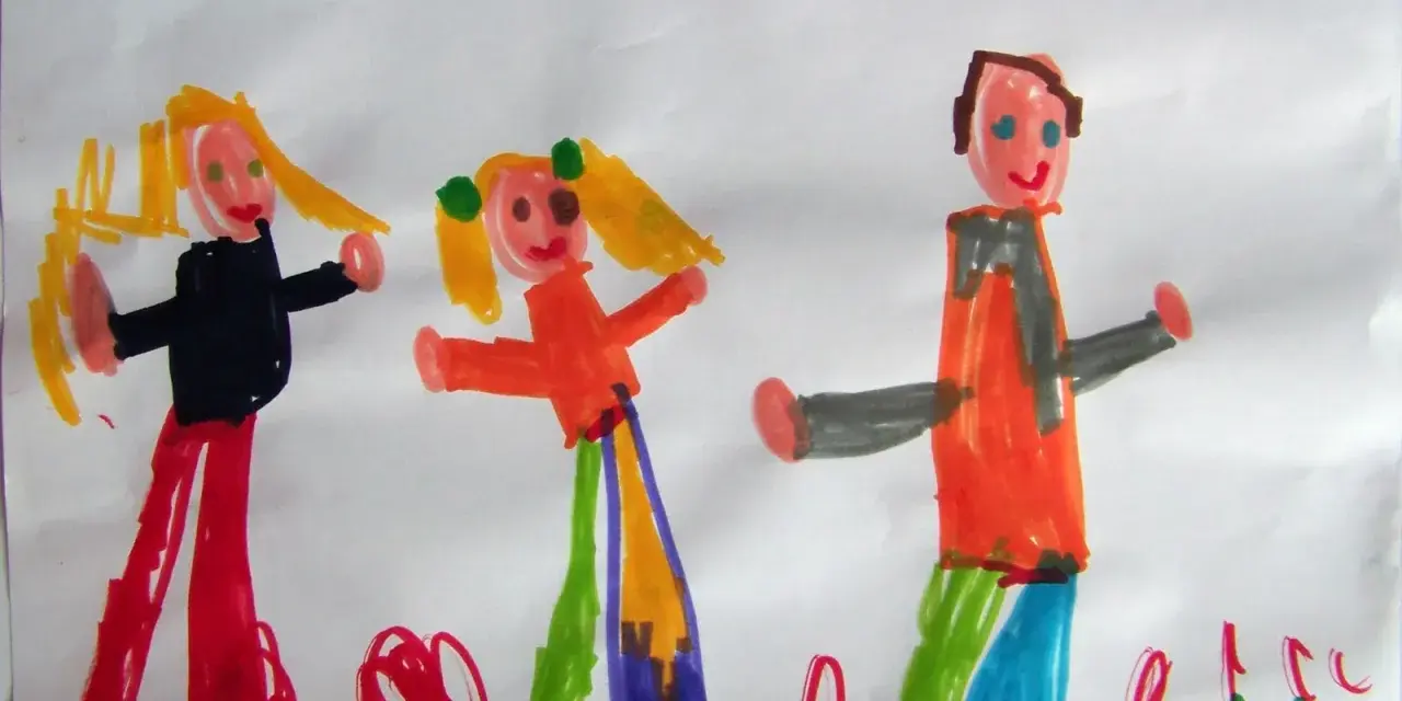 Disegno colorato di un test della famiglia: due bambine con capelli biondi e un adulto, in un prato fiorito.