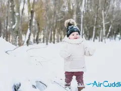 Bambino in montagna, con cappello di lana e guanti, immerso nella neve. Un'avventura invernale per i più piccoli.
