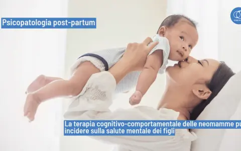 Madre che tiene in braccio il suo neonato, con testo che parla di psicopatologia post-partum e degli effetti della madre depressa sui figli adulti.