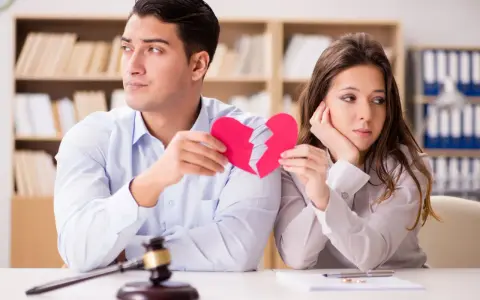 Coppie di uomini separati, con un cuore spezzato e un martelletto da giudice.