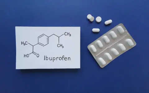 Formula chimica e confezione di compresse di Ibuprofene, un farmaco che può essere usato con cautela in allattamento.