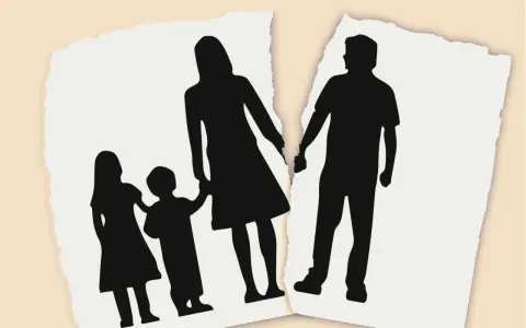 Silhouette di una famiglia divisa, con i genitori separati e i figli al centro, a simboleggiare i traumi dei figli di genitori separati.