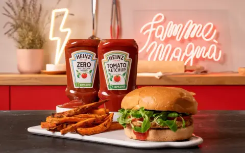 Burger, patatine dolci e due bottiglie di Heinz, una Zero e una classica. Perfetto per soddisfare la fame da mamma in gravidanza.