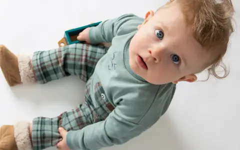 Un bimbo con un completo a quadri, un'idea su come vestire un neonato per un look adorabile e comodo.