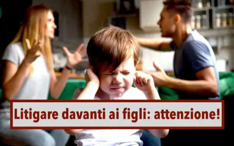 Bambino con le mani sulle orecchie mentre i genitori litigano davanti a lui. Un monito: litigare davanti ai figli può essere dannoso.